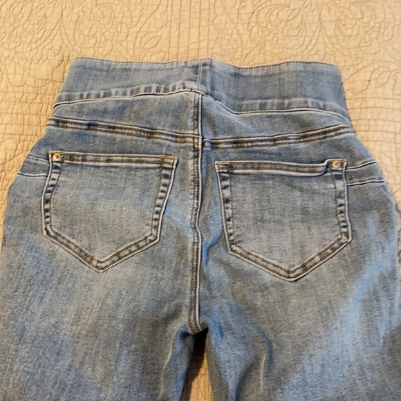 Soft gorgeous pull on capri. - Picture 3 of 3